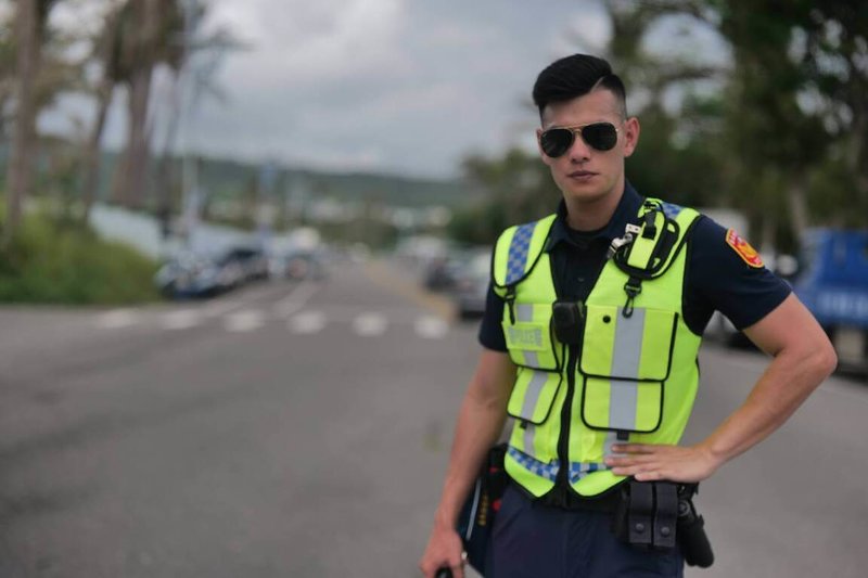 台東縣警察局成功分局警員吳念橋英挺帥氣,有「東海岸郭富城」美稱,他堅守崗位為民眾服務受肯定。(台東縣警察局提供)中央社記者李先鳳傳真 114年4月20日
