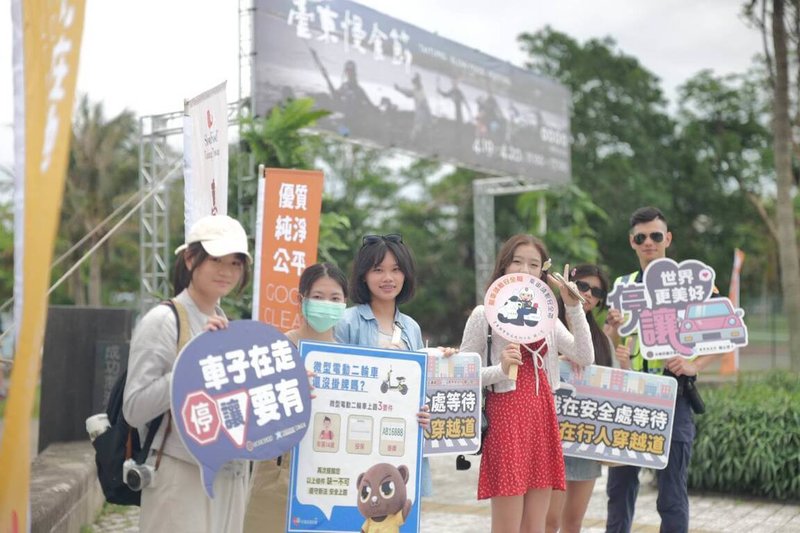 台東成功警分局警員吳念橋(右)英挺帥氣,有「東海岸郭富城」美稱,19日縣府在成功海濱公園舉辦慢食節活動執行勤務,也宣導交通安全知識,許多民眾爭相合影。(台東縣警察局提供)中央社記者李先鳳傳真 114年4月20日