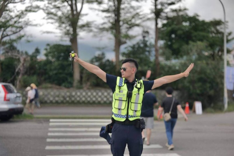 台東成功警分局警員吳念橋19日縣府在成功海濱公園舉辦慢食節活動中指揮交通,出眾的外表與陽光形象,吸引許多「粉絲」。(台東縣警察局提供)中央社記者李先鳳傳真 114年4月20日
