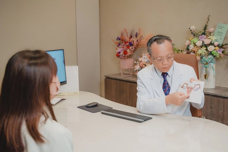 台中禾馨宜蘊生殖中心副院長吳成玄(右)說,凍卵療程對年輕癌症患者是龐大支出,盼中央接棒補助。國健署回應,計畫已送行政院,醫療性凍精凍卵補助力拚114年順利上路。 (宜蘊醫療提供)中央社記者陳婕翎傳真 114年4月20日