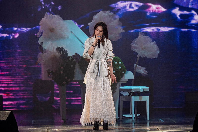 歌手蔡健雅(圖)首次參與KKBOX風雲榜演唱會,她以鋼琴獨奏唯美開場,獻唱戲劇「不夠善良的我們」的片尾曲和插曲。(KKBOX提供)中央社記者洪素津傳真 114年4月20日