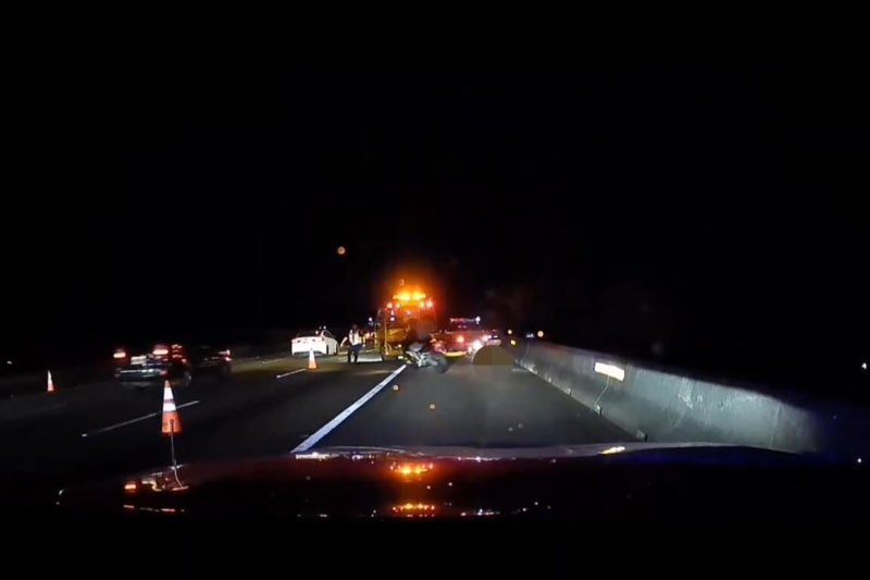 范姓男子19日晚間騎乘遮蔽車牌重機闖國道,攔查過程造成1員警擦挫傷,最後警方於國道1號南向118公里的造橋地磅處,透過管制車道順利將人、車攔停於路肩處。(國道公路警察局提供)中央社記者吳睿騏桃園傳真 114年4月20日