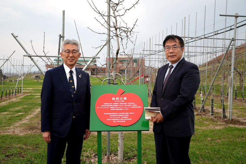 台南市長黃偉哲(右)4月前往日本青森縣弘前市參訪,與弘前市長櫻田宏(左)到當地蘋果公園,在2011年總統賴清德擔任台南市長時造訪弘前所植蘋果樹旁,種下象徵友誼的蘋果樹。(台南市政府提供)中央社記者楊思瑞台南傳真 114年4月20日