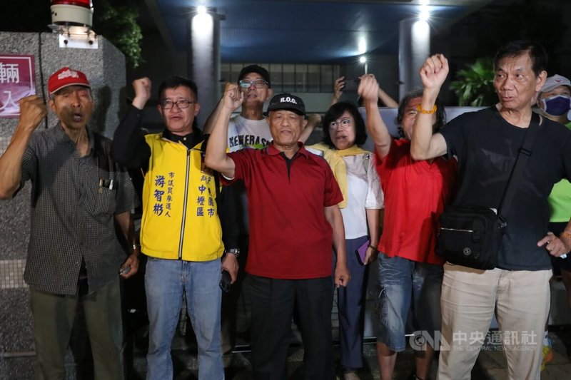 罷免高雄立委許智傑、黃捷「雙罷劫連署總站」徐尚賢的父親(前排,左3)及10多名支持者19日晚間前往高雄地檢署關心偵辦進度,不少人大喊「非法逮捕」、「無保放人」。中央社記者張已亷攝114年4月19日