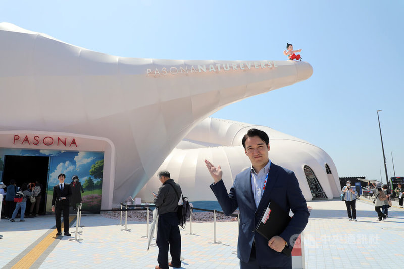 2025年世界博覽會企業館PASONA NATUREVERSE展館頂端坐著導覽員「原子小金剛」。仔細一看,他似乎指著某個方向,那就是與保聖那集團息息相關的淡路島。中央社記者楊明珠大阪攝 114年4月20日