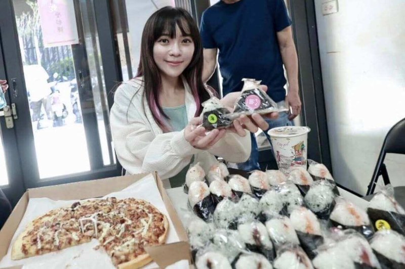 高雄鼓山區青海路一間日式飯糰店,日前因租賃糾紛遭房東砸店摔花盆,民進黨立委黃捷(圖)第一時間請警察多加巡邏及協助,20日也到店裡表達關心、吃飯糰力挺。(黃捷服務處提供)中央社記者張已亷傳真 114年4月20日