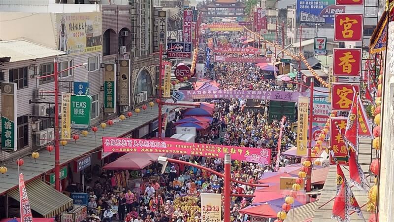 大甲鎮瀾宮媽祖遶境嘉義新港8日上午在奉天宮前廣場舉行祝壽大典,奉天宮四周道路擠滿香客。(中央社檔案照片)