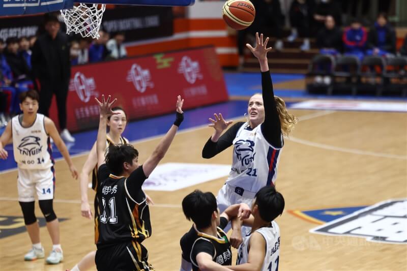 德國女籃國家隊隊長瑪麗(後右白衣)2024年底做出一項大膽決定,加盟台灣女子超級籃球聯賽(WSBL)的台元紡織隊,展開她首度的亞洲旅程。(中央社檔案照片)