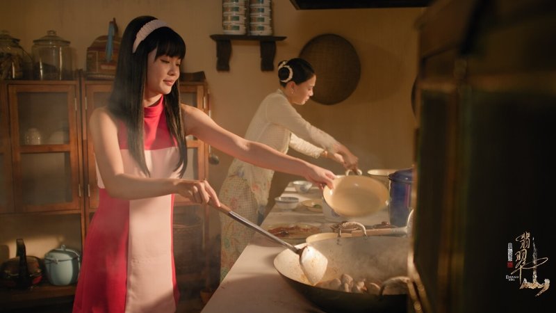 新加坡演員黃暄婷(左)、劉怡伶(右)在電視劇「小娘惹之翡翠山」以娘惹料理較量廚藝。(TVBS提供)中央社記者葉冠吟傳真 114年4月20日
