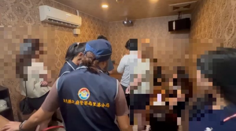 屏東縣九如鄉一間小吃部店家與男性顧客,17日晚上因抽菸問題釀糾紛,男子結帳離開後,倒車衝撞店家大門,導致2名女子受傷幸無大礙。(里港警分局提供)中央社記者李卉婷傳真 114年4月20日