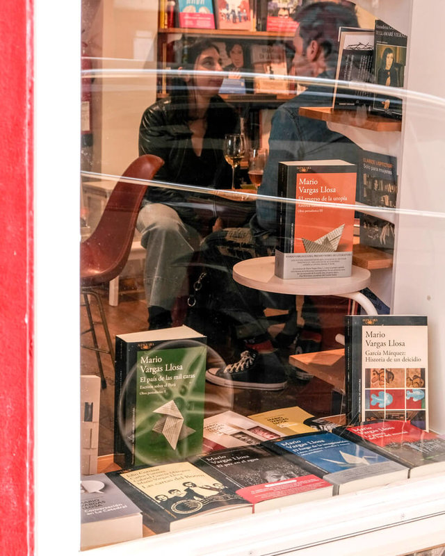 西班牙語文壇巨擘、諾貝爾文學獎得主、秘魯國寶作家尤薩 (Mario Vargas Llosa)13日逝世一週來,經典著作在西班牙再度熱銷。西班牙首都馬德里一家複合式文學書店「奧拉維德,書香酒吧」(Olavide Bar de Libros)特別在櫥窗展出尤薩多本著作。中央社記者胡家綺馬德里攝 114年4月20日