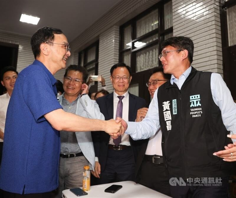 國民黨與民眾黨將舉辦在野領袖峰會,國民黨主席朱立倫(前左)、台灣民眾黨主席黃國昌(前右)將出席。圖為朱立倫去年5月16日到立法院與黃國昌握手。(中央社檔案照片)