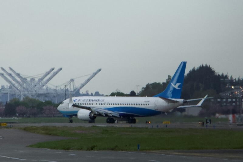 路透社報導,1架原計畫交付中國廈門航空的波音客機20日返回抵達波音在美國西雅圖的波音生產中心機場。(路透社)