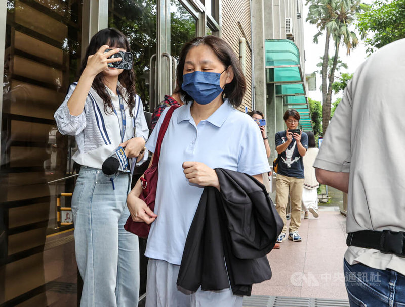 目前停職中的新竹市長高虹安在立委任內涉詐領助理費案,台灣高等法院21日上午續行審理,傳喚前行政主任「小兔」黃惠玟(中)等人到庭。中央社記者鄭清元攝 114年4月21日