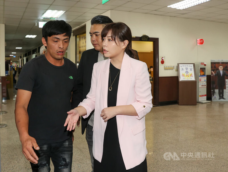 目前停職中的新竹市長高虹安(右)在立委任內涉詐領助理費案,高等法院21日上午續行審理,傳喚高虹安等被告到庭。中央社記者鄭清元攝 114年4月21日