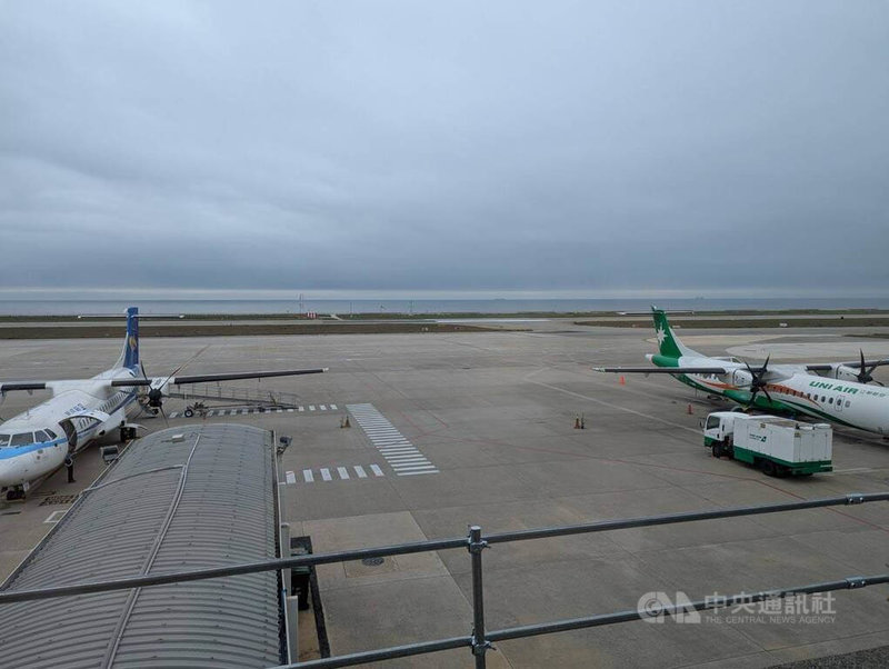 金門地區19、20日因濃霧影響,金門機場數度暫停航班起降,2天共取消34架次,目前候機旅客仍近百人,民航局協調加班機。21日上午金門機場天候穩定,滯留旅客可望返鄉。中央社記者吳玟嶸攝 114年4月21日