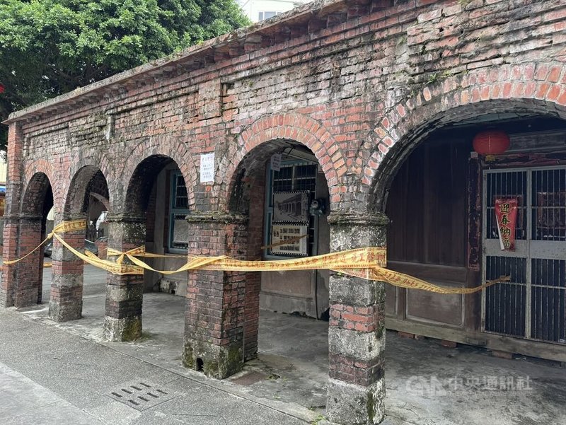 有百年歷史、位在宜蘭頭城老街上的「陳春記」建築,近期因結構腐朽,屋主貼出公告,並拉起封鎖線不讓民眾接近。文化局指出,「陳春記」目前沒有文資身分,但會主動與所有權人聯繫,確認申請登錄歷史建築意願。中央社記者沈如峰宜蘭縣攝 114年4月21日