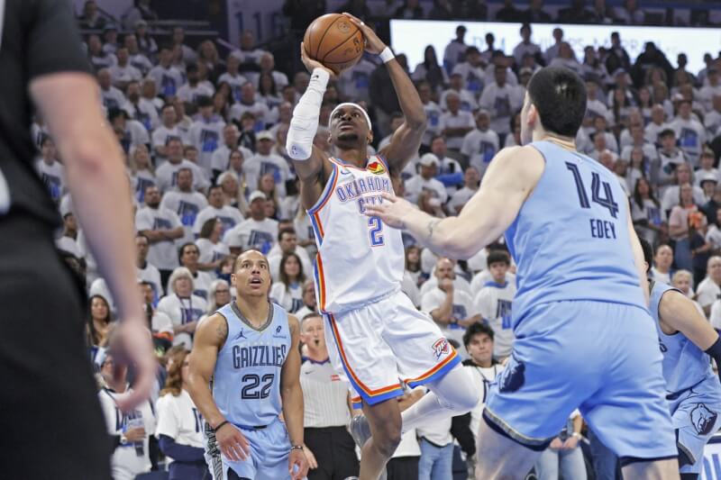 美國職籃NBA雷霆21日對上灰熊，球星亞歷山大（2號球衣）雖只拿下15分，全隊仍以51分之差擊敗灰熊。（美聯社）
