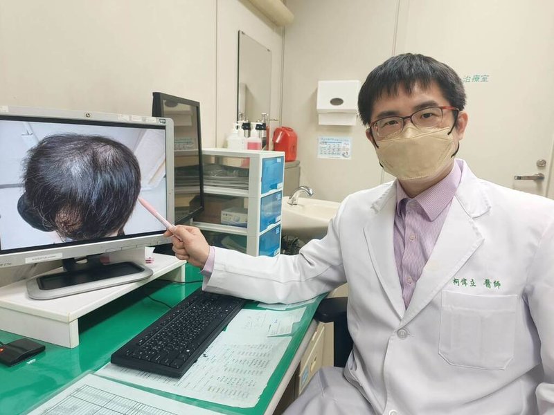 澄清醫院中港院區皮膚科主任柯偉立21日說明,前來諮詢掉髮困擾的患者愈來愈多,造成掉髮的原因很多,應找出真正的原因對症治療。(醫院提供)中央社記者郝雪卿傳真 114年4月21日