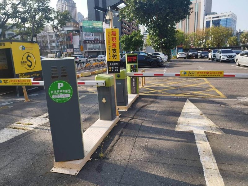為加強停車場管理並保障市民權益,高雄市交通局針對高雄市合法登記在案的民營停車場,推動「合法停車場標章」制度。(高雄市交通局提供)中央社記者蔡孟妤傳真 114年4月21日
