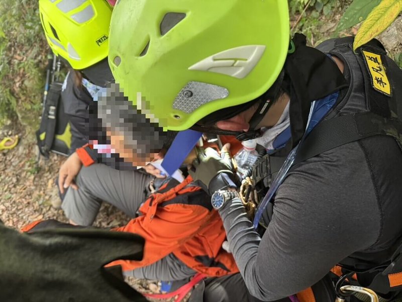 屏東縣消防局19日獲報北大武山登山步道1.75K處,有男性登山客不慎跌落山坡,警消架設繩索下降馳援,將男子拖拉至步道,意識清楚但身體多處擦傷,送醫救治。(屏東縣消防局提供)中央社記者李卉婷傳真 114年4月21日