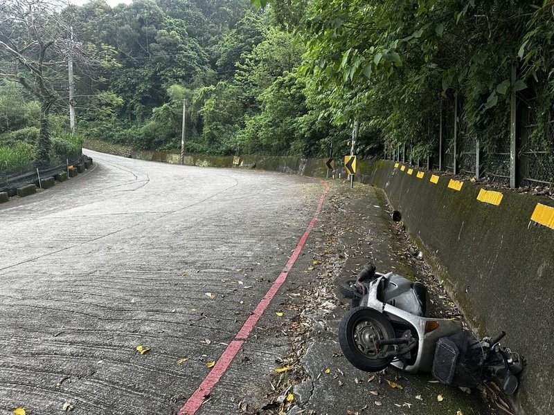 台中市后里區20日發生死亡車禍,2名女子機車雙載沿后里區永興路往西經下坡轉彎路段,自撞左側水泥護欄及反光標誌牌,造成1死1傷。(民眾提供)中央社記者郝雪卿傳真 114年4月21日