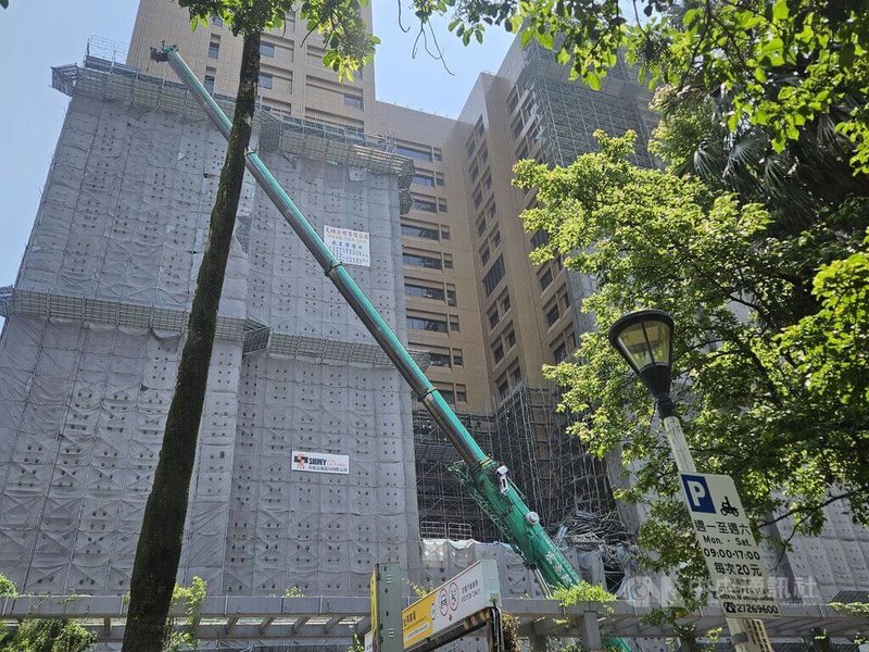台北市台大醫院東址院區外牆更新工程鷹架21日上午發生倒塌意外,正在進行移除作業,院方周邊3個車道已封鎖2個車道,以確保現場安全。中央社記者陳婕翎攝 114年4月21日