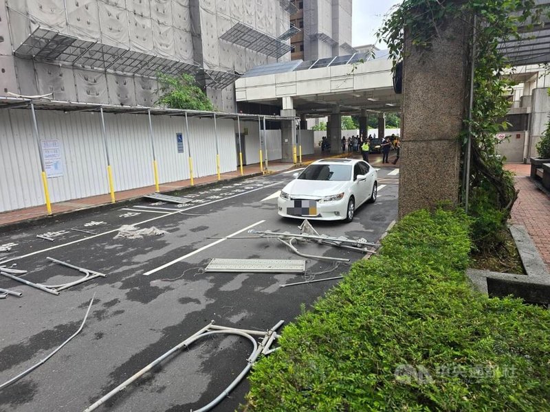 台北市台大醫院院區工程21日發生鷹架倒塌事件,波及1輛汽車受損,幸無人傷亡。台北市建管處派員勘查認為,工地未善盡維護施工場所安全之責,已依法裁罰施工廠商9萬元罰鍰。(翻攝照片)中央社記者黃麗芸傳真 114年4月21日