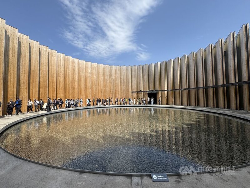 正中央的「水盤」前,是一座直徑19公尺、水深10公分巨大展示空間,水是以沼氣設備做淨化處理,呈現微生物可將廚餘變成生命源頭的水。中央社記者楊明珠大阪攝 114年4月21日