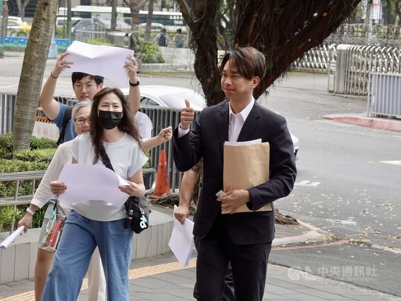 台北地檢署偵辦柯文哲政治獻金案期間,去年12月間傳喚民眾黨台北市議員陳宥丞(右)作證,陳宥丞疑戴有錄影、錄音功能的智慧眼鏡惹議,檢察官分案偵辦,21日下午傳喚陳宥丞說明。中央社記者林長順攝 114年4月21日
