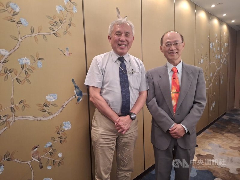 吉晟生技董事長楊朝堂(右)21日表示,今年4月與韓國最大核醫藥物公司DuChembio簽署技術轉讓協定,以開發、製造和銷售用於帕金森氏症診斷的放射性藥物;吉晟生將負責此藥品在台上市的全部流程,將成為明年重要營運動能之一。圖左為吉晟生技總經理林亮光。中央社記者何秀玲攝 114年4月21日