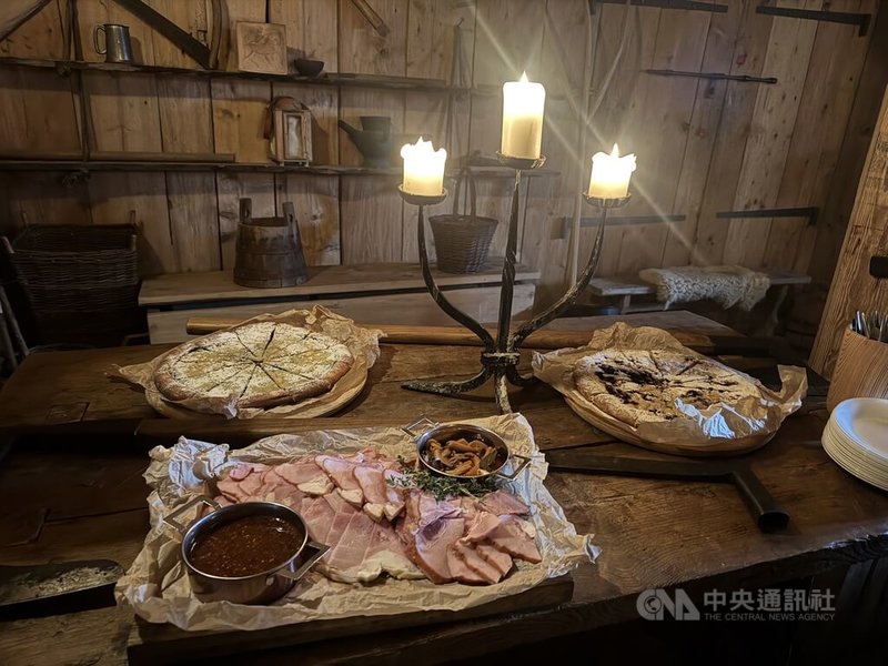 堡主斯拉恰列克(Ondřej Slačálek)將歷史融合娛樂,把馬萊紹夫城堡活化成以中世紀為主題的博物館、釀酒廠、餐廳與露營地,也成為電玩遊戲的重要參考場景。圖為城堡所提供的中世紀燭光餐點。中央社記者劉郁葶波希米亞天堂攝 114年4月21日