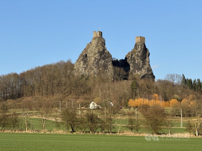 特羅斯基城堡(Trosky Hrad)建於14世紀末,坐落在陡峭的在火山岩上,憑藉地形優勢固守波西米亞平原北端。中央社記者劉郁葶馬萊紹夫攝 114年4月21日