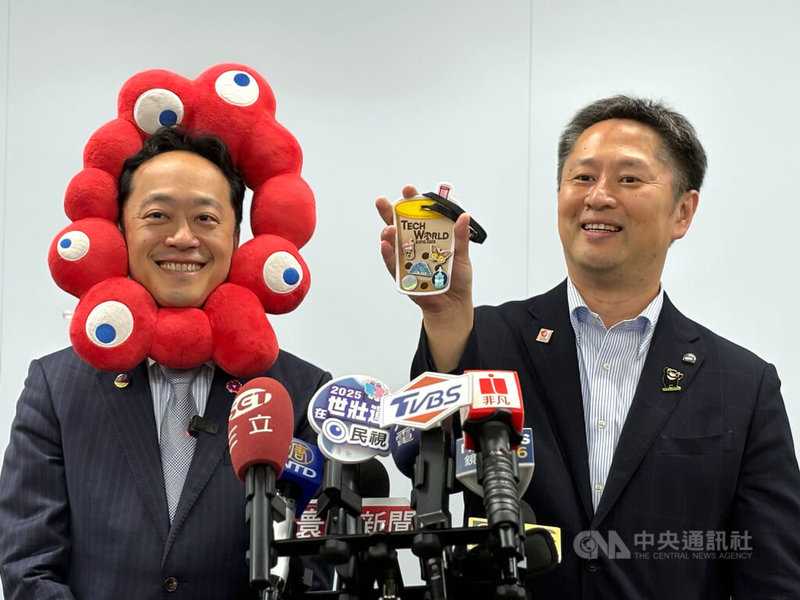 大阪市觀光局萬博促進部長井村悟朗（右）21日秀出參觀Tech World館所獲得的珍珠奶茶造型旅行卡夾，對於Tech World館展示的半導體技術感到驚豔。中央社記者劉千綾攝 114年4月21日