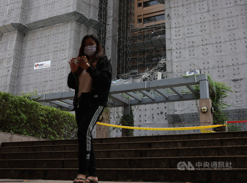 台北市中正區台大醫院外牆21日上午發生鷹架倒塌意外,現場拉起黃色封鎖線提醒路過民眾。中央社記者趙世勳攝 114年4月21日