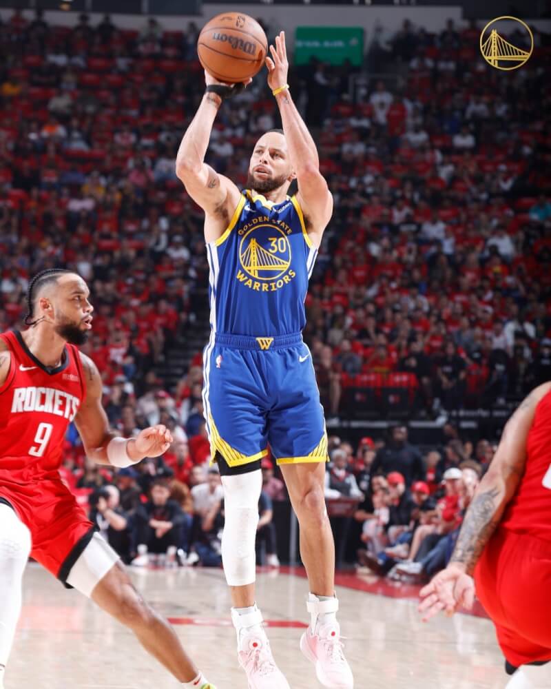 美國職籃NBA金州勇士21日靠著當家球星柯瑞(藍衣)飆進31分,擊敗休士頓火箭,季後賽首輪開紅盤。(圖取自x.com/warriors)
