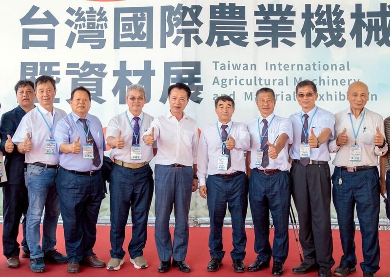 台灣國際農業機械暨資材展在嘉義縣舉辦,集結近200家廠商、超過700個展攤,21日落幕。右5為嘉義縣長翁章梁。(嘉義縣政府提供)中央社記者黃國芳傳真 114年4月21日