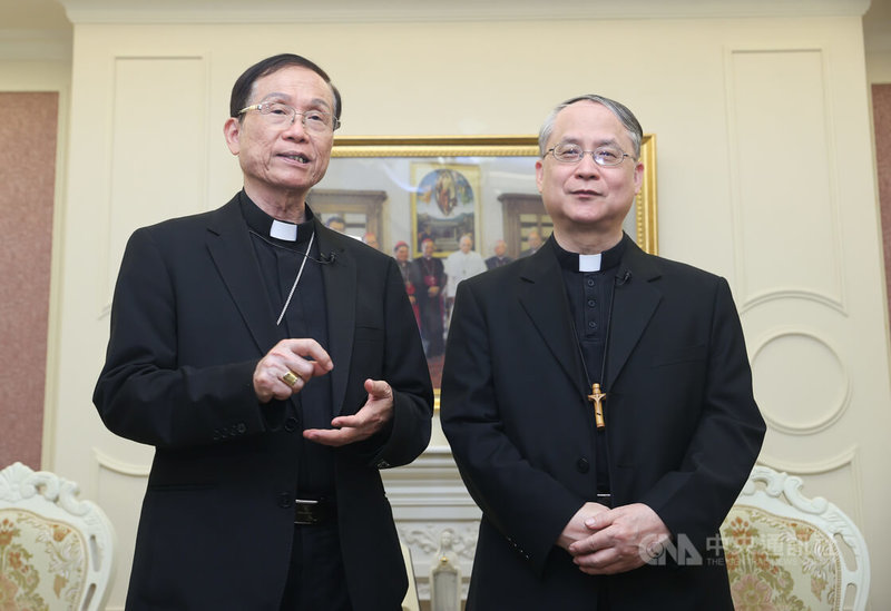 羅馬天主教教宗方濟各(Pope Francis)逝世,享壽88歲。天主教會台灣地區主教團21日晚間舉行記者會,由主教團主席李克勉(右)、台北總教區總主教鍾安住(左)出席說明。中央社記者謝佳璋攝 114年4月21日
