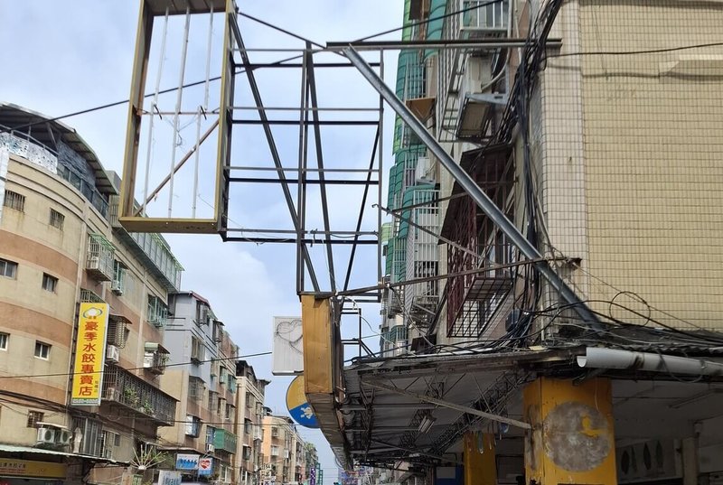 為改善市容景觀、確保行人與用路人安全,新北市政府工務局21日起啟動「招牌新視界」專案,將針對巨大突出、離地高度不足、鏽蝕及孔雀燈4類違規招牌廣告進行整頓。(工務局提供)中央社記者王鴻國傳真 114年4月21日