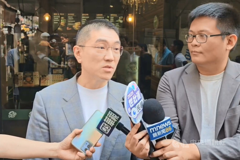 國民黨主席朱立倫不滿檢調查幽靈連署案,號召支持者26日上凱道抗議。基隆市長謝國樑(左)21日會勘新豐街設置交通號誌前受訪說,「我會參加」,也會號召支持這個理念、支持黨部青年的民眾,大家一起從基隆出發參加活動。中央社記者王朝鈺攝 114年4月21日