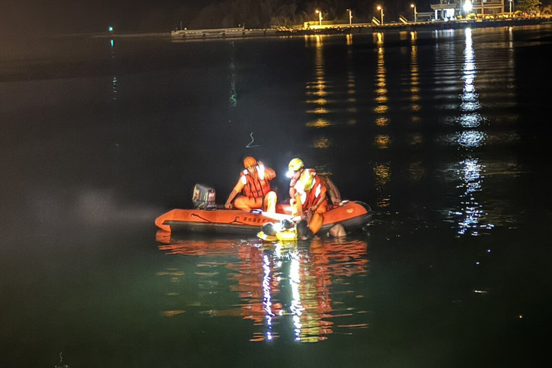 海巡署南部分署第一一岸巡隊將軍漁港安檢所20日深夜發現有車輛衝落將軍漁港水域,啟動搜救機制將落海民眾救援至救生艇上。(第一一岸巡隊提供)中央社記者楊思瑞台南傳真 114年4月21日