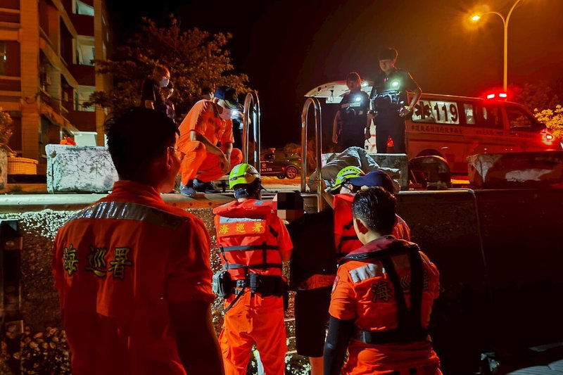 海巡署南部分署第一一岸巡隊將軍漁港安檢所20日深夜發現有車輛衝落將軍漁港水域,搜救後將落海民眾救上岸,初步檢視無明顯傷勢。(第一一岸巡隊提供)中央社記者楊思瑞台南傳真 114年4月21日