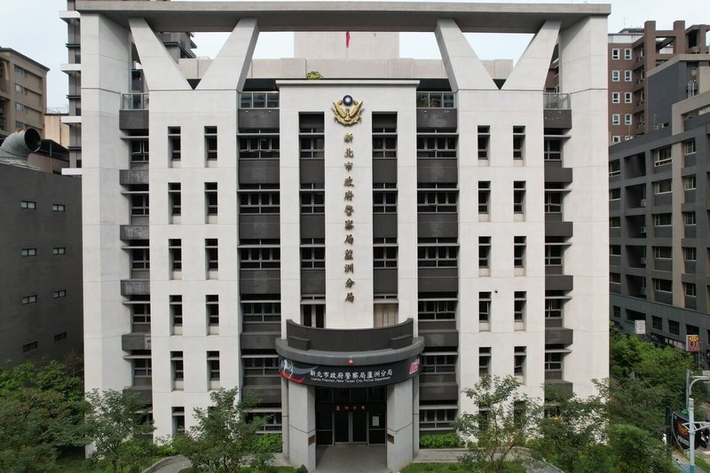 新北市政府警察局蘆洲分局21日表示,家長帶小孩去游泳要全程注意,日前有女子帶年幼子女去游泳,不料,就在她接聽電話時,孩子已溺水並沉入池底,幸泳客發現趕緊將男童拉起,才幸運救回一命。圖為蘆洲分局。(警方提供)中央社記者王鴻國傳真 114年4月21日