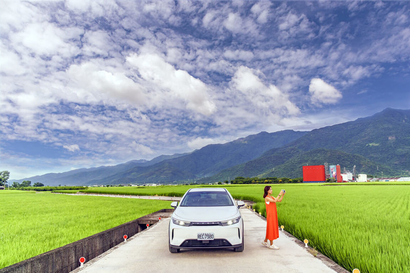格上租車21日表示,2024年在門市租車、共享車及訂閱車隊投入超過1200輛油電及電動車款,共減少超過1萬公噸二氧化碳排放量,相當於減下43座台北市大安森林公園吸碳量。(格上提供)中央社記者鍾榮峰傳真 114年4月21日