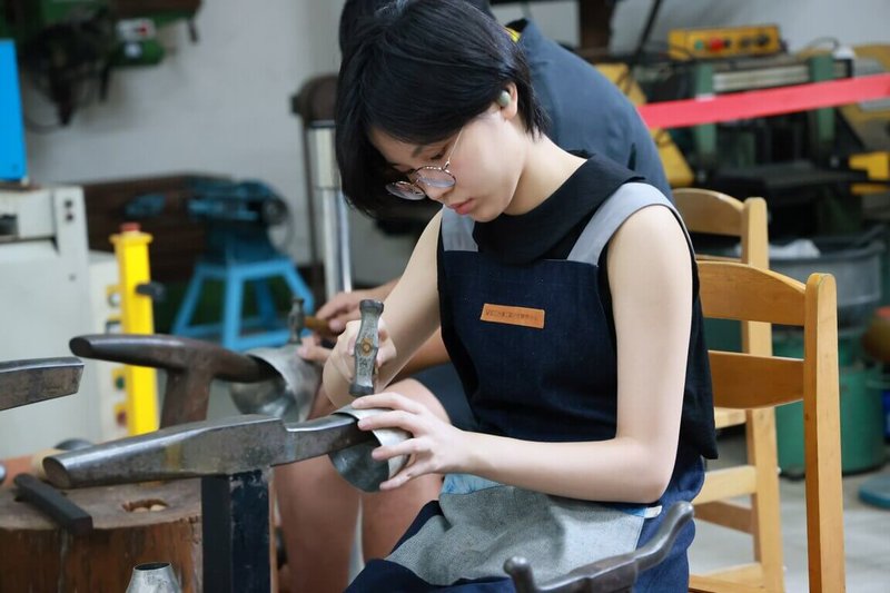 國立台灣工藝研究發展中心主辦台灣工藝學院暑期大專人才培訓營,課程有漆藝、金工、陶藝、木藝、竹藝、纖維,歡迎滿18歲且為工藝、美術、設計、藝術相關科系大專院校學生參加。圖為活動示意圖。(工藝中心提供)中央社記者蕭博陽南投縣傳真 114年4月21日