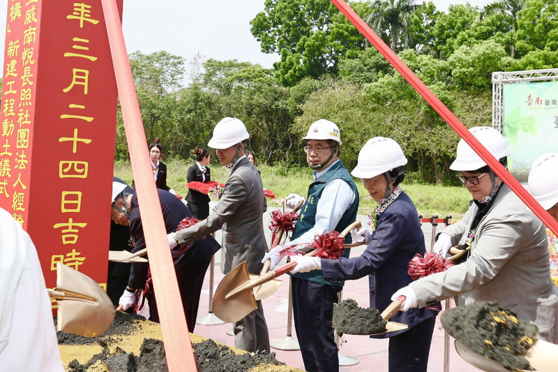 台南市政府向衛生福利部申請補助經費,規劃於六甲區設置綜合長照機構,21日舉行動土儀式,台南市長黃偉哲(右3)等人參與。(台南市政府提供)中央社記者楊思瑞台南傳真 114年4月21日