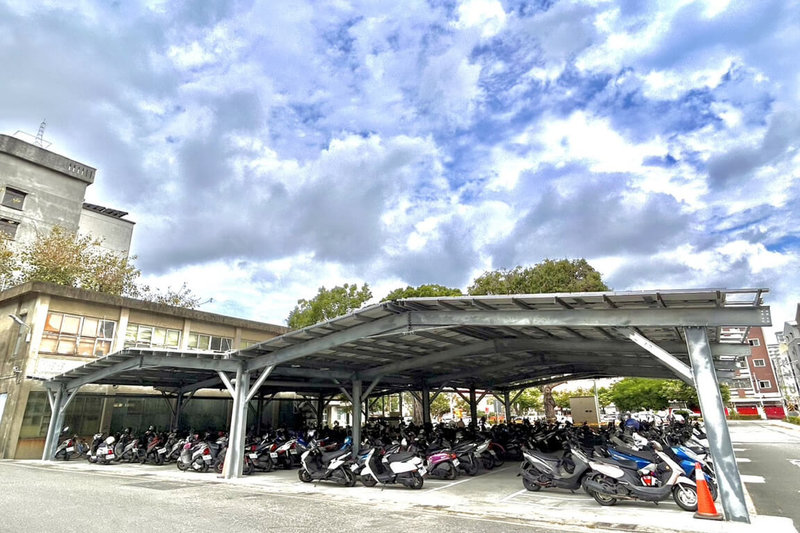 台南市政府與民間廠商合作,採「市府提供場地、廠商出資建置」模式,在民治市政中心建置結合太陽能發電現代化光電機車棚,已開放市府員工停放使用。(台南市政府提供)中央社記者楊思瑞台南傳真 114年4月21日