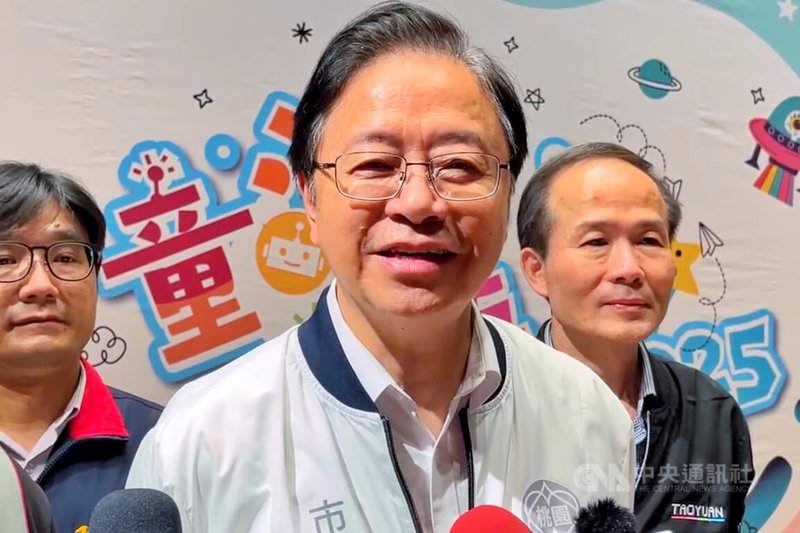 台北市長蔣萬安日前拋出倒閣主張,更指出覆巢之下焉有完卵,這樣的主張就是反攻的起點。對此,桃園市長張善政(中)21日受訪表示,「讓黨主席去決定」。中央社記者吳睿騏桃園攝 114年4月21日