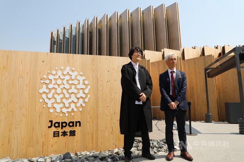 日本館由設計2020東京奧運聖火台的nendo公司設計總監佐藤大(左)及色部義昭等組成的創意團隊設計。場館建築以560片直交式集成板材(CLT)作為耐力牆,打造成甜甜圈圓形場館。圖為佐藤大與日本館館長黑田紀幸(右)。中央社記者楊明珠大阪攝 114年4月21日