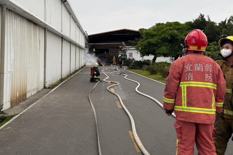 宜蘭縣五結鄉一家食品公司21日發生氨氣外洩事件,員工及時疏散,消防員之後穿著防護衣進入廠區,關閉洩漏處容器閥,並持續灑水以降低廠內氨氣濃度,現場最後獲控制,暫不影響周邊居民。(宜蘭縣消防局提供)中央社記者沈如峰宜蘭縣傳真 114年4月21日